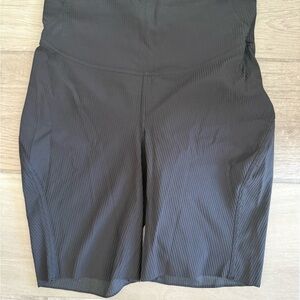 Lululemon black ribbed bike shorts sz 6